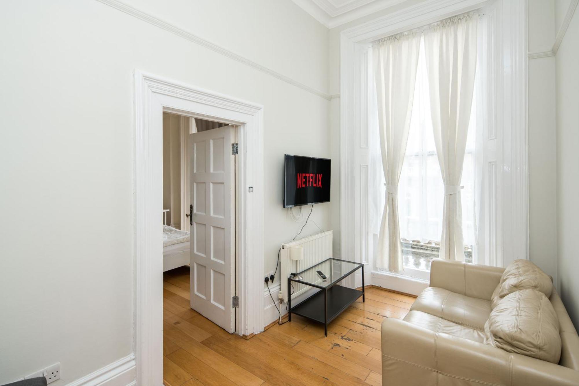 Four Beds By The Station Apartment Londra Exterior foto