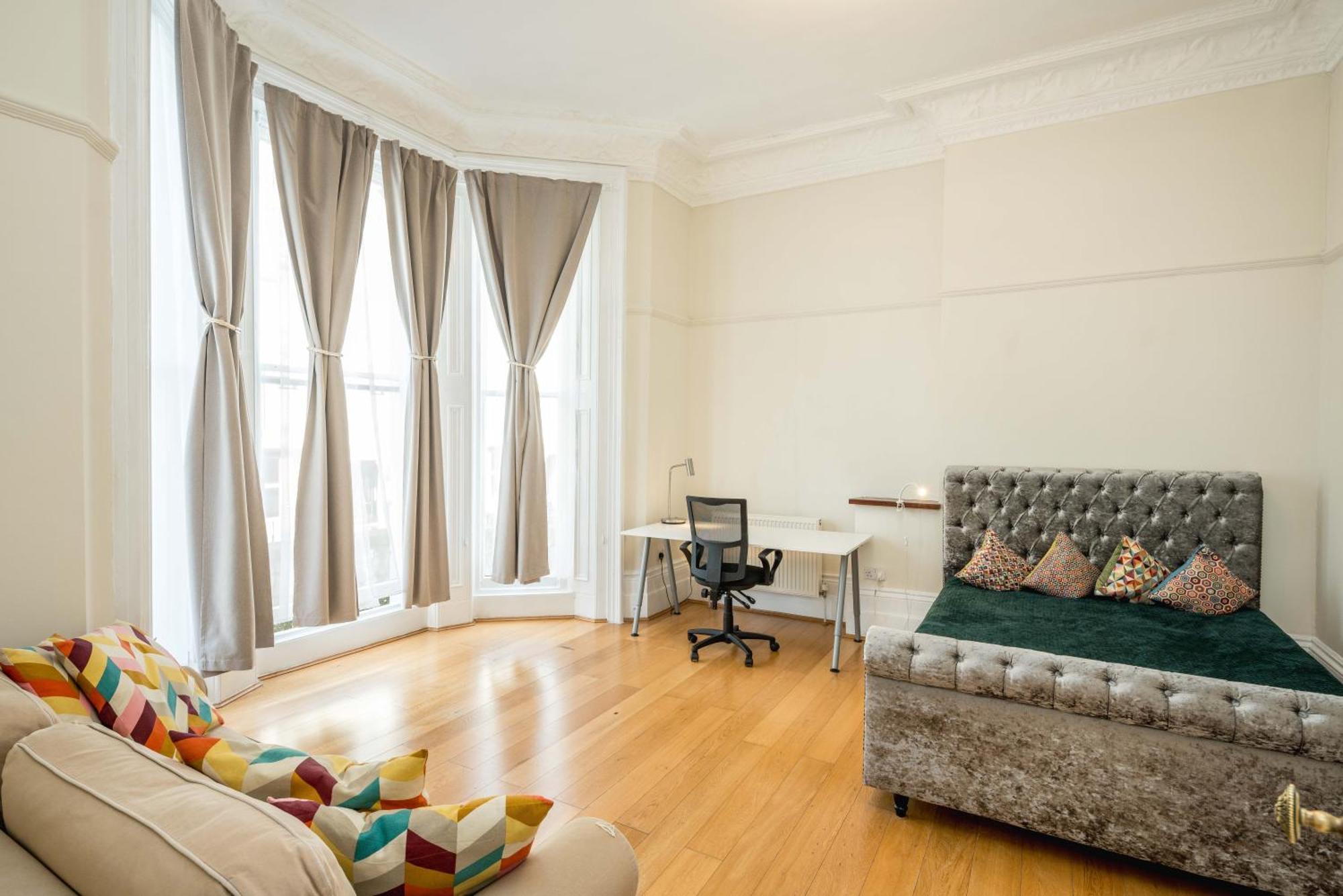 Four Beds By The Station Apartment Londra Exterior foto